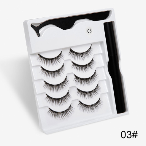 A Pair Of False Eyelashes With Magnets In Fashion - QWIEL®