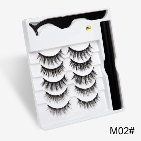 A Pair Of False Eyelashes With Magnets In Fashion - QWIEL®