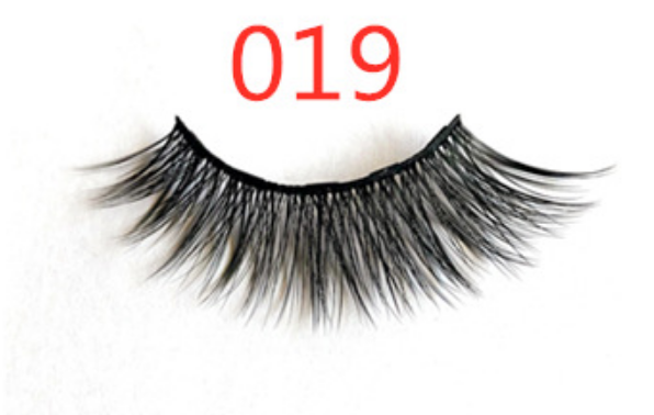 A Pair Of False Eyelashes With Magnets In Fashion - QWIEL®