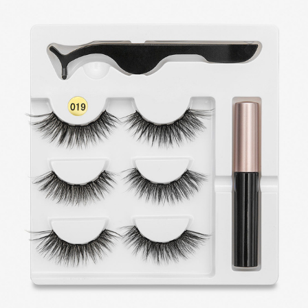 A Pair Of False Eyelashes With Magnets In Fashion - QWIEL®