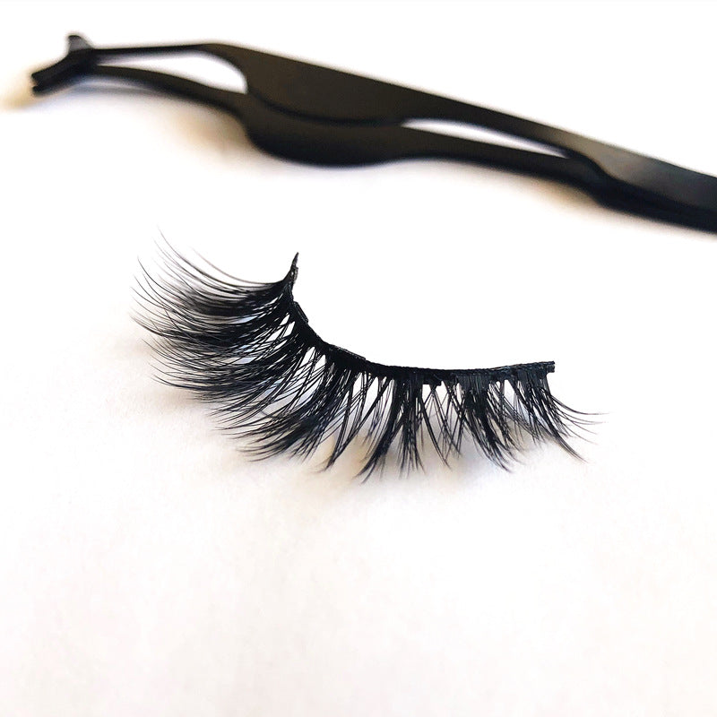 A Pair Of False Eyelashes With Magnets In Fashion - QWIEL®