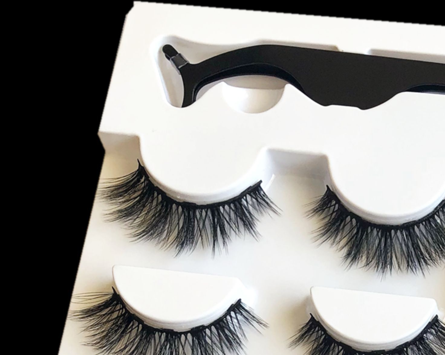 A Pair Of False Eyelashes With Magnets In Fashion - QWIEL®